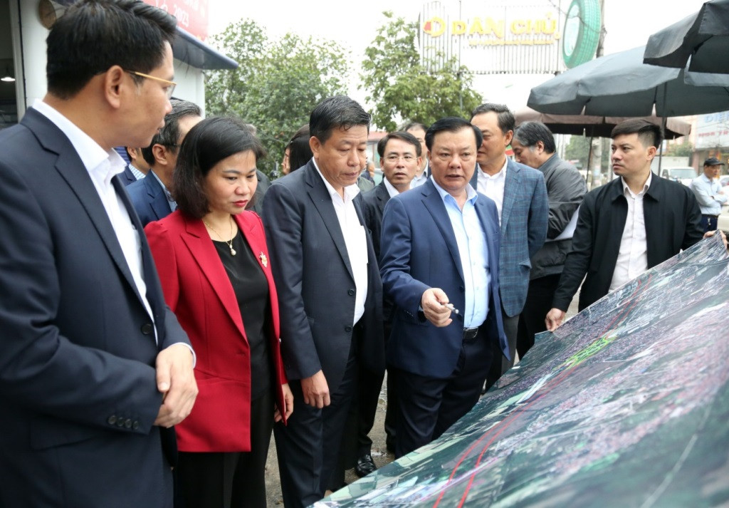 Bí thư Thành ủy Đinh Tiến Dũng cùng đoàn đi kiểm tra thực địa công tác giải phóng mặt bằng Dự án đầu tư xây dựng đường Vành đai 4 - Vùng Thủ đô Hà Nội tại quận Hà Đông. (Ảnh Duy Linh)