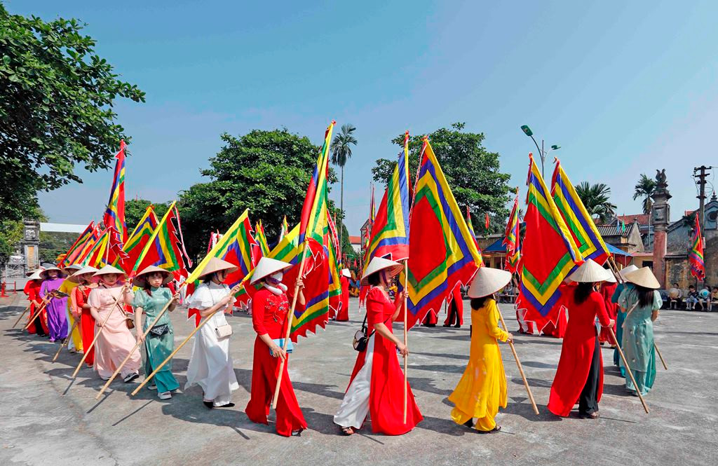 Những người tham gia lễ rước với sắc màu sặc sỡ.
