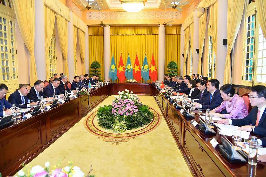 [Ảnh] Chủ tịch nước Võ Văn Thưởng đón, hội đàm với Tổng thống Cộng hòa Kazakhstan ảnh 9