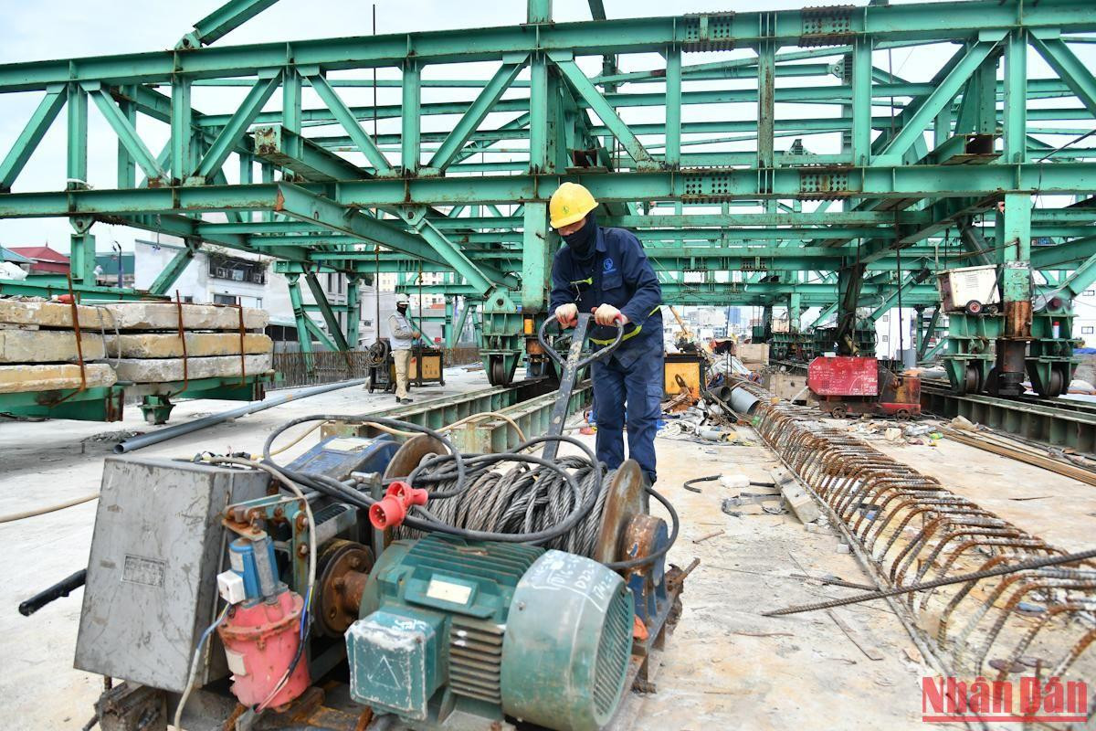 Nỗ lực thi công đúng tiến độ tuyến đường bộ trên cao dọc đường Vành đai 2 ảnh 1