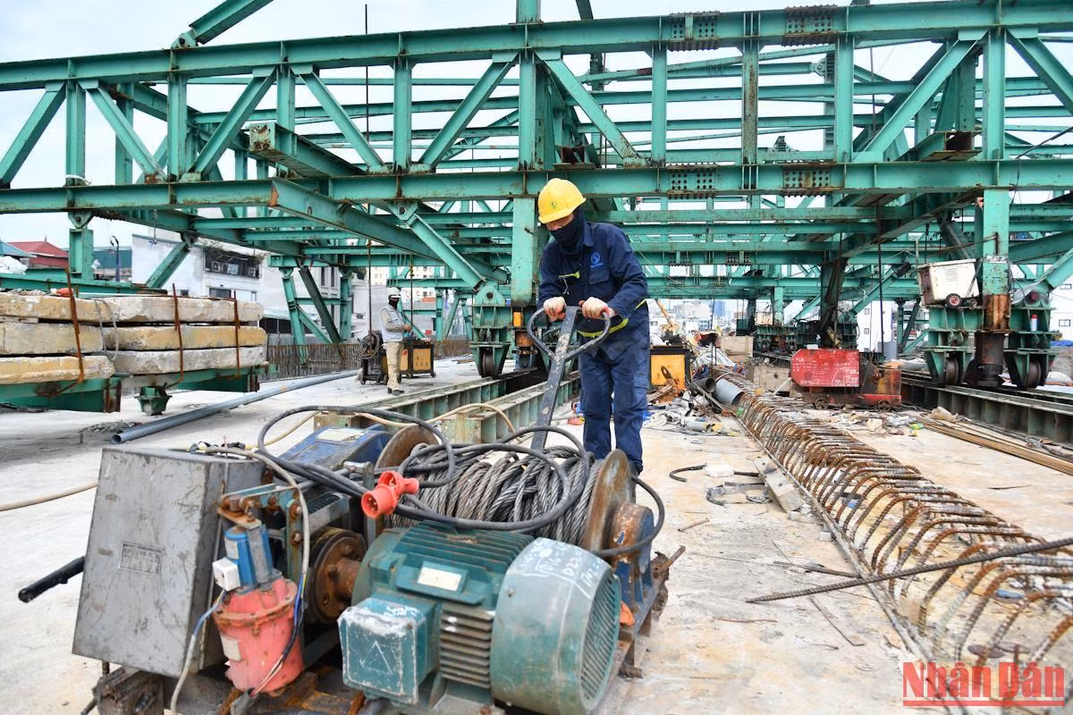 Nỗ lực thi công đúng tiến độ tuyến đường bộ trên cao dọc đường Vành đai 2 ảnh 1