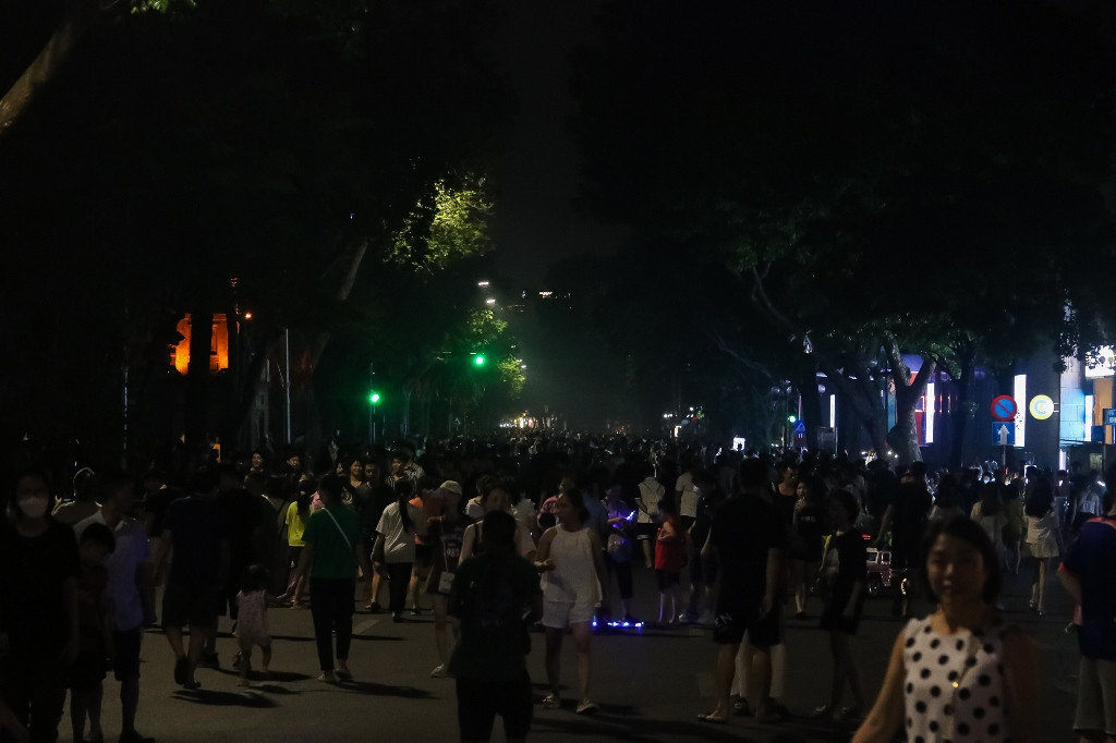 [Ảnh] Phố đi bộ Hồ Gươm thực hiện tiết kiệm điện ảnh 7