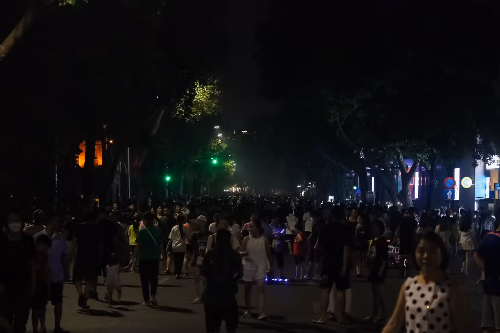 [Ảnh] Phố đi bộ Hồ Gươm thực hiện tiết kiệm điện ảnh 7