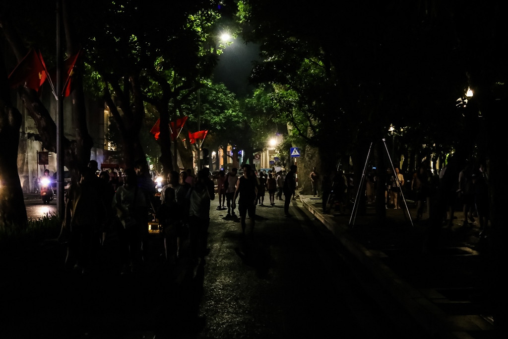 [Ảnh] Phố đi bộ Hồ Gươm thực hiện tiết kiệm điện ảnh 2