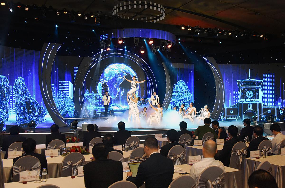 Chương trình văn nghệ mở đầu cho buổi lễ.