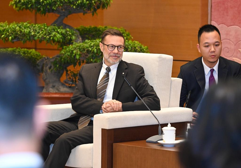 Đại sứ Andrew Goledzinowski phát biểu tại buổi tiếp.