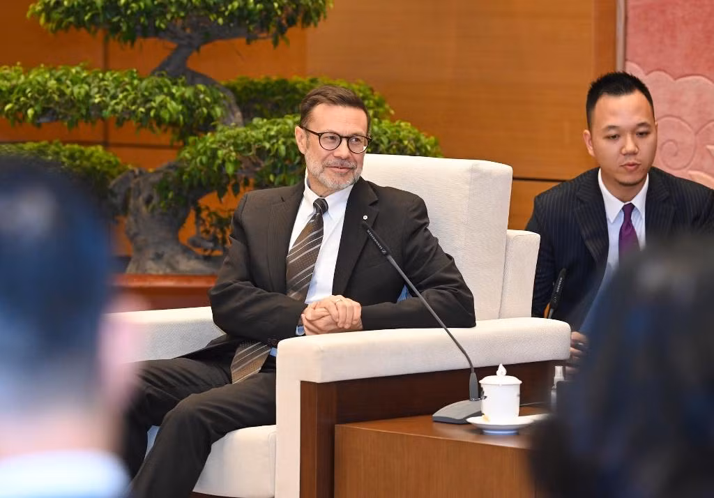 Đại sứ Andrew Goledzinowski phát biểu tại buổi tiếp.