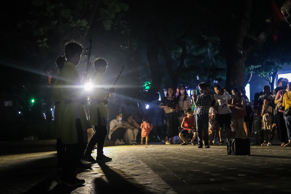 [Ảnh] Phố đi bộ Hồ Gươm thực hiện tiết kiệm điện ảnh 5