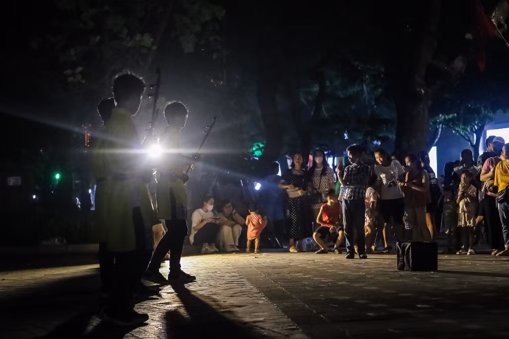 [Ảnh] Phố đi bộ Hồ Gươm thực hiện tiết kiệm điện ảnh 5