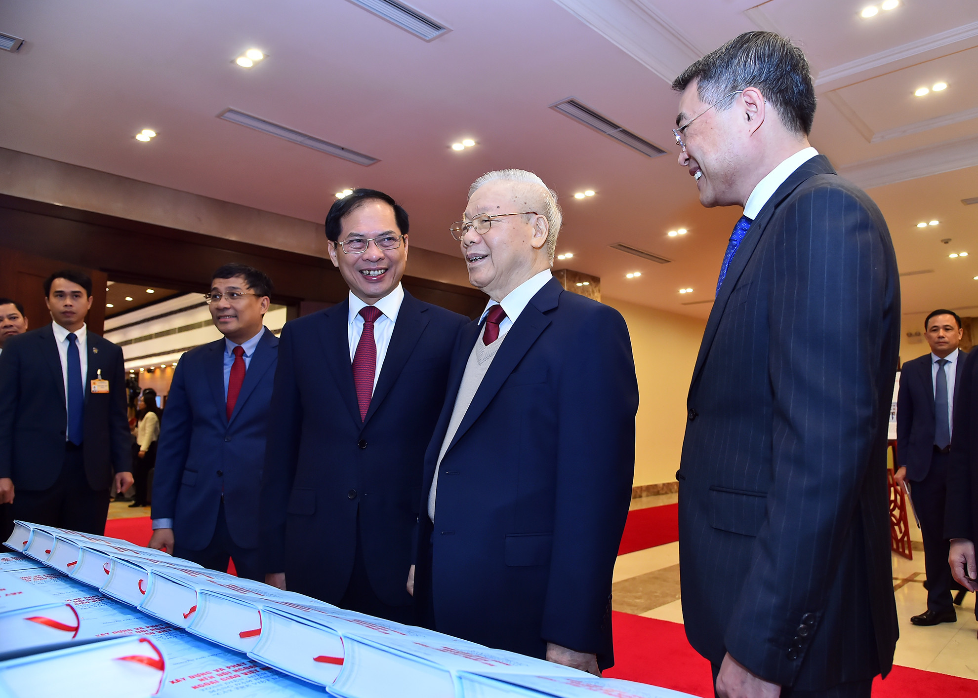 Tổng Bí thư Nguyễn Phú Trọng cùng các đại biểu tham quan trưng bày và triển lãm ảnh bên lề phiên khai mạc Hội nghị Ngoại giao lần thứ 32.