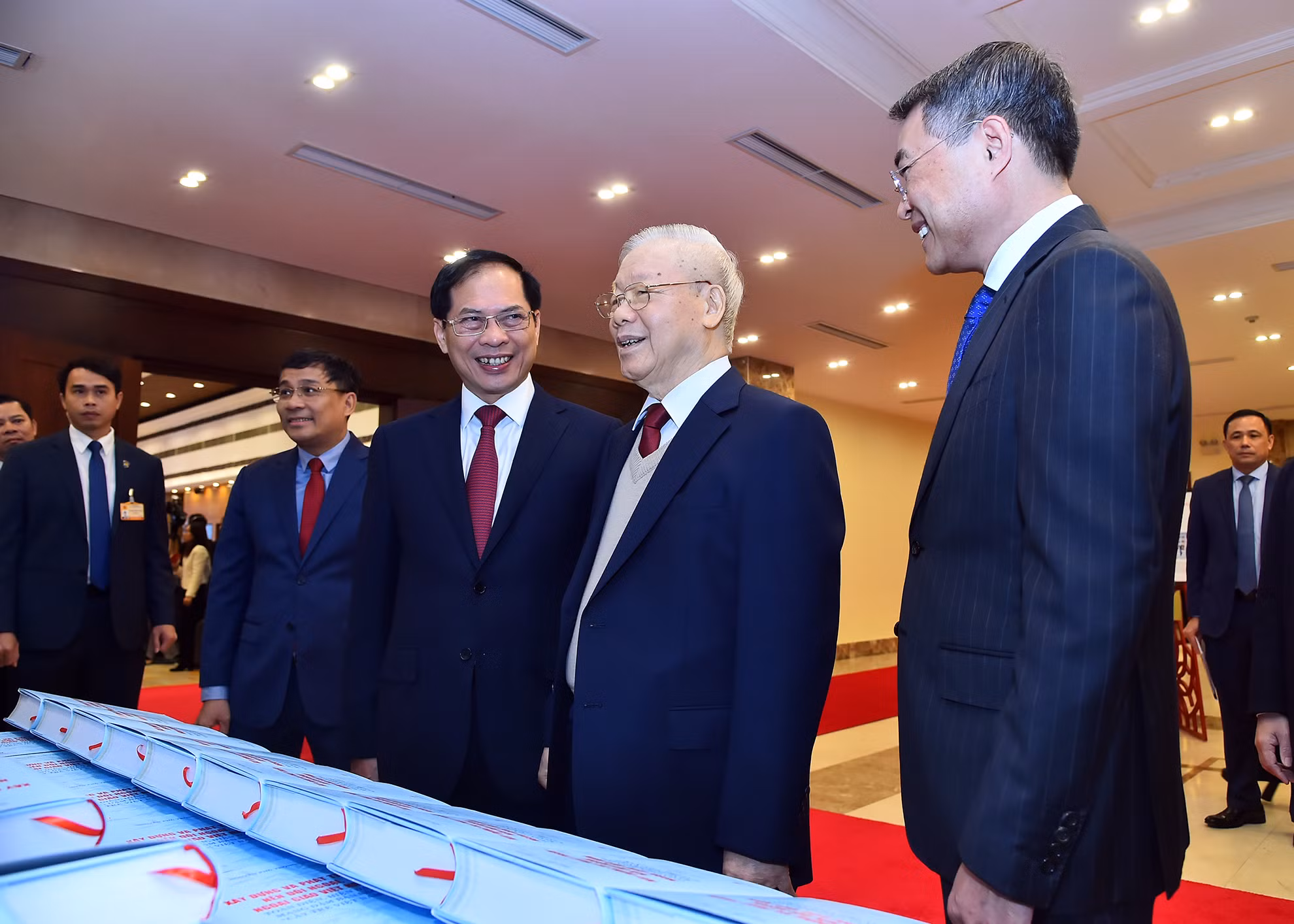 Tổng Bí thư Nguyễn Phú Trọng cùng các đại biểu tham quan trưng bày và triển lãm ảnh bên lề phiên khai mạc Hội nghị Ngoại giao lần thứ 32.