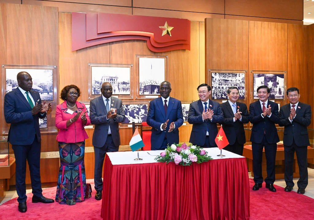 Chủ tịch Quốc hội Bờ Biển Ngà ghi sổ vàng lưu niệm tại Phòng truyền thống Quốc hội Việt Nam.