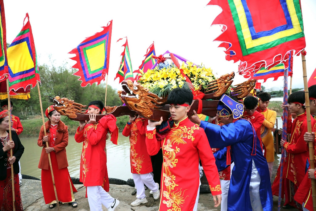 Các trai tráng mạnh khỏe, có tư cách tốt trong làng được chọn khênh kiệu rước nước.