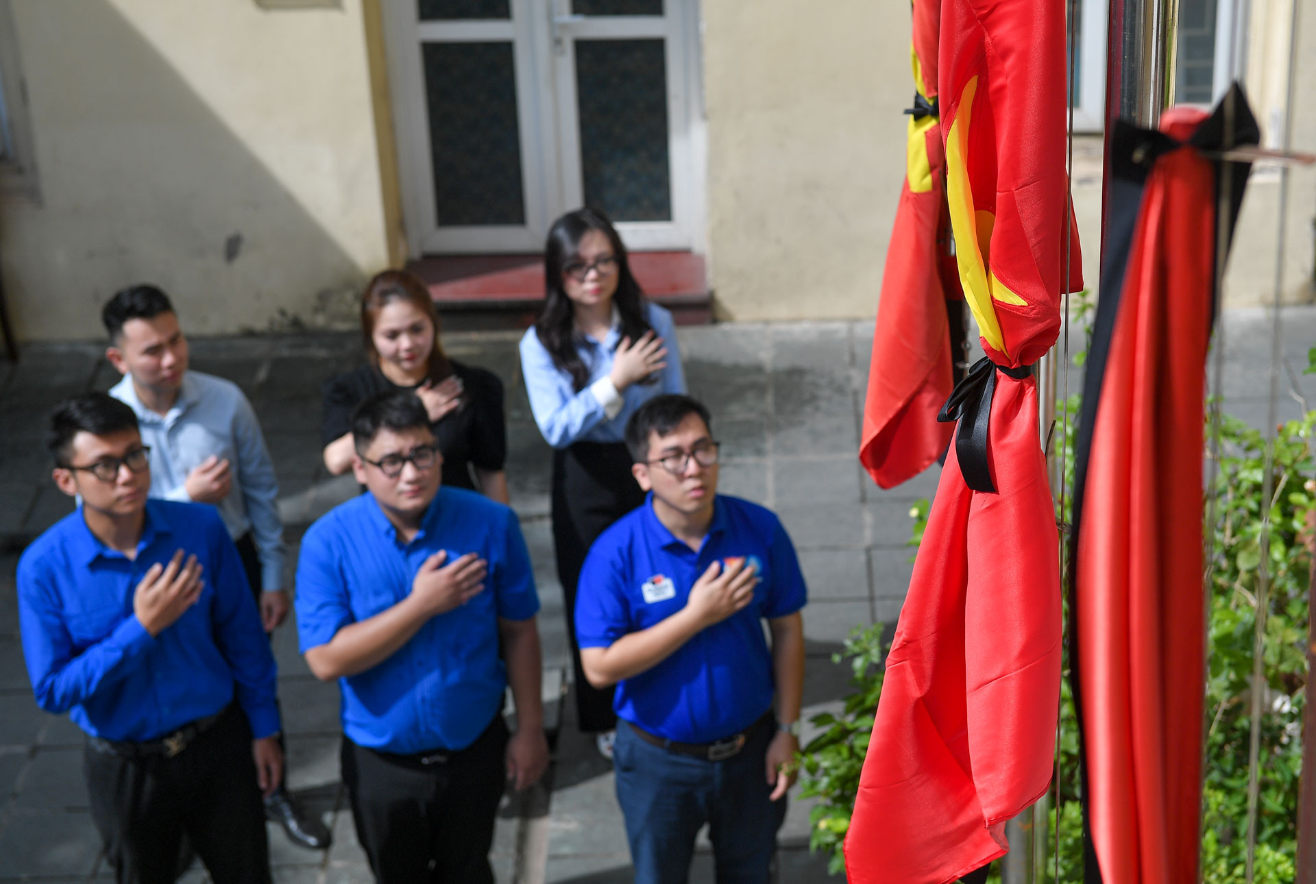 Cán bộ, đoàn viên của cơ quan Thành đoàn Hà Nội đứng trước cờ tưởng nhớ Tổng Bí thư Nguyễn Phú Trọng.