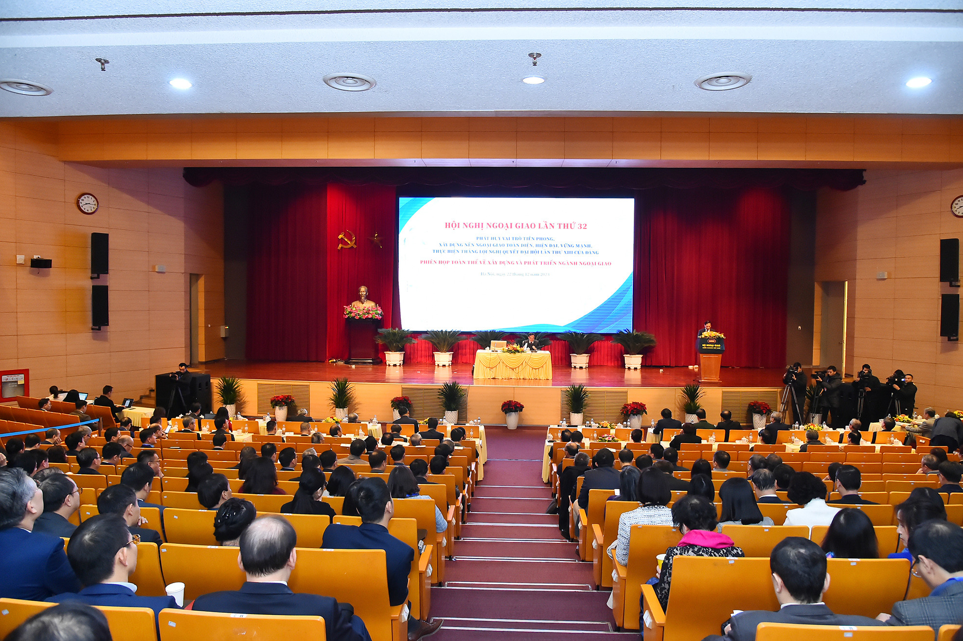 Quang cảnh Phiên họp toàn thể về xây dựng và phát triển ngành ngoại giao sáng 22/12. Quang cảnh Phiên họp toàn thể về xây dựng và phát triển ngành ngoại giao sáng 22/12.