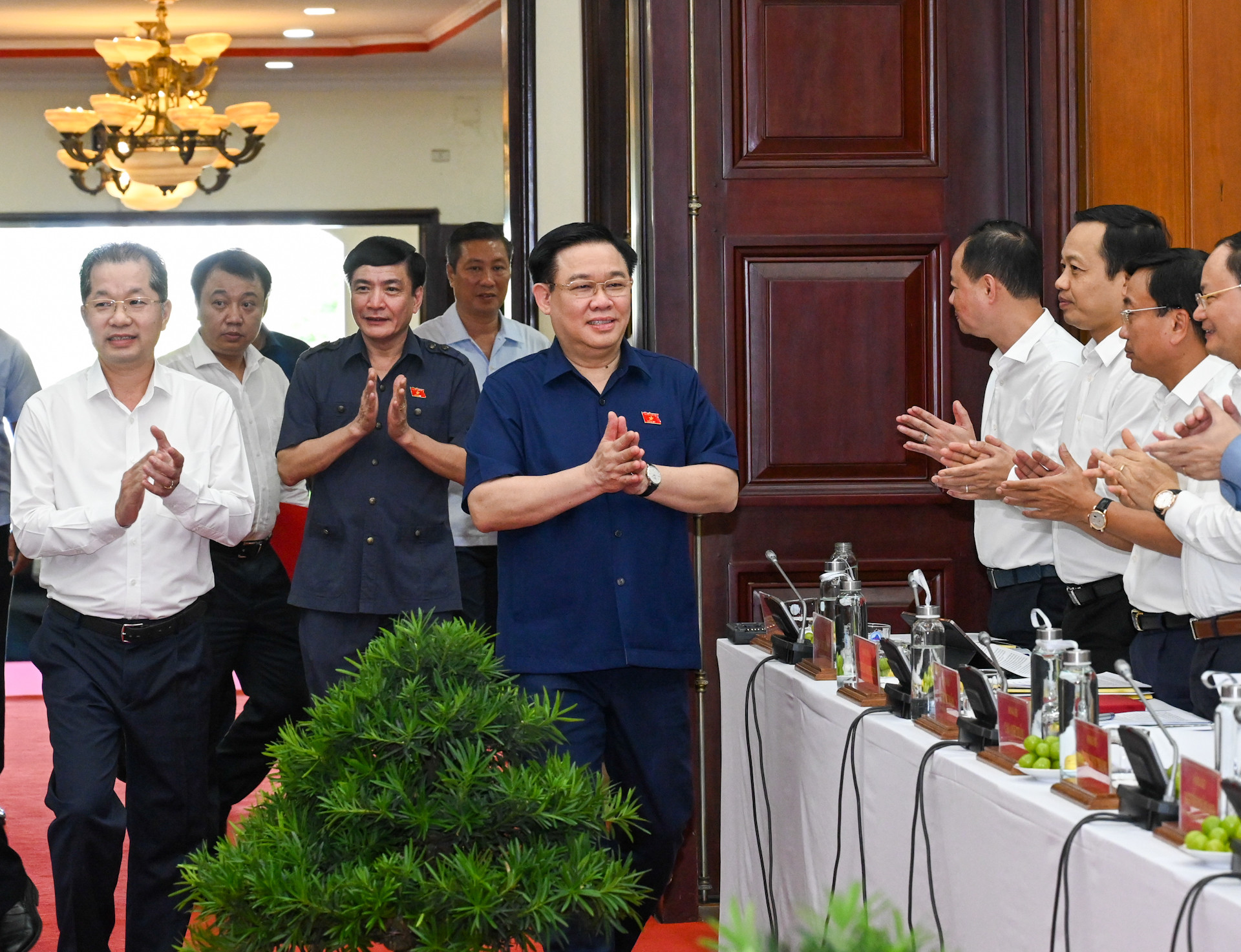 Chủ tịch Quốc hội Vương Đình Huệ và các đại biểu dự buổi làm việc.