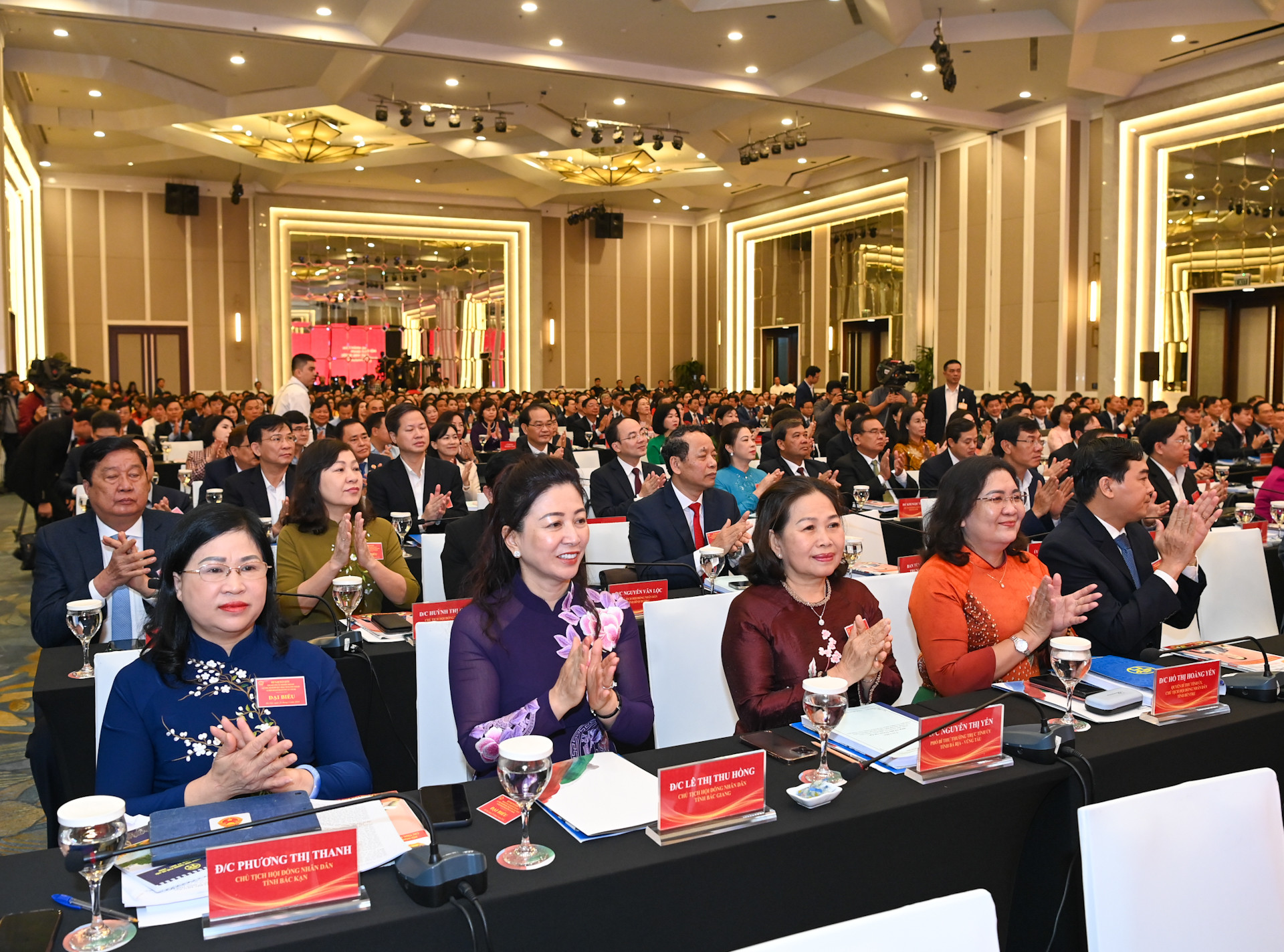 Hơn 500 đại biểu của 63 tỉnh, thành phố trực thuộc Trung ương dự hội nghị. Hơn 500 đại biểu của 63 tỉnh, thành phố trực thuộc Trung ương dự hội nghị.