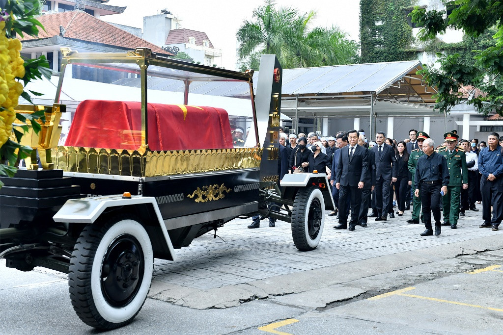 Các đồng chí lãnh đạo, nguyên lãnh đạo Đảng, Nhà nước và gia quyến đi sau linh cữu đồng chí Vũ Khoan.