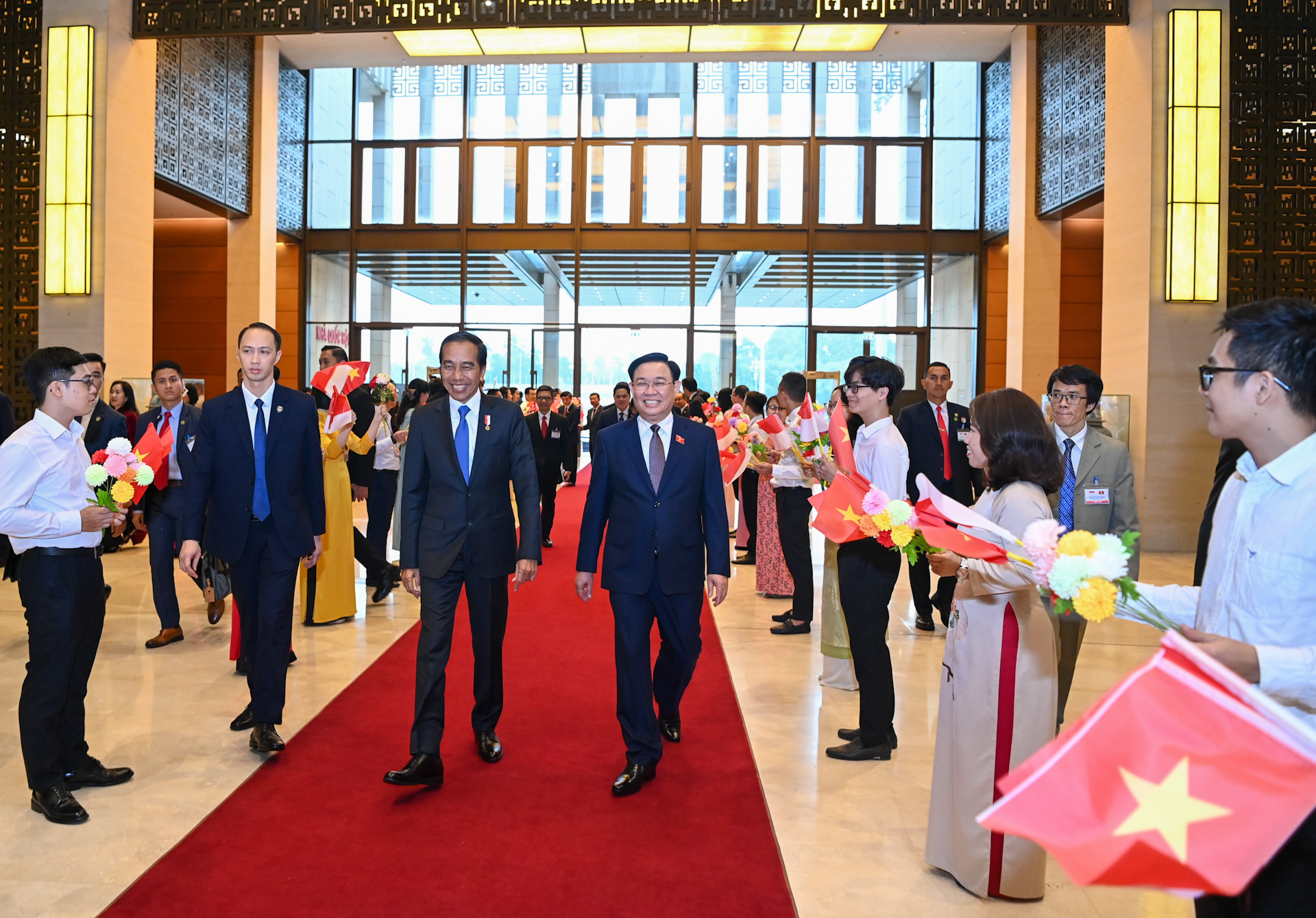 Đoàn viên, thanh niên Văn phòng Quốc hội chào mừng Tổng thống Indonesia Joko Widodo.