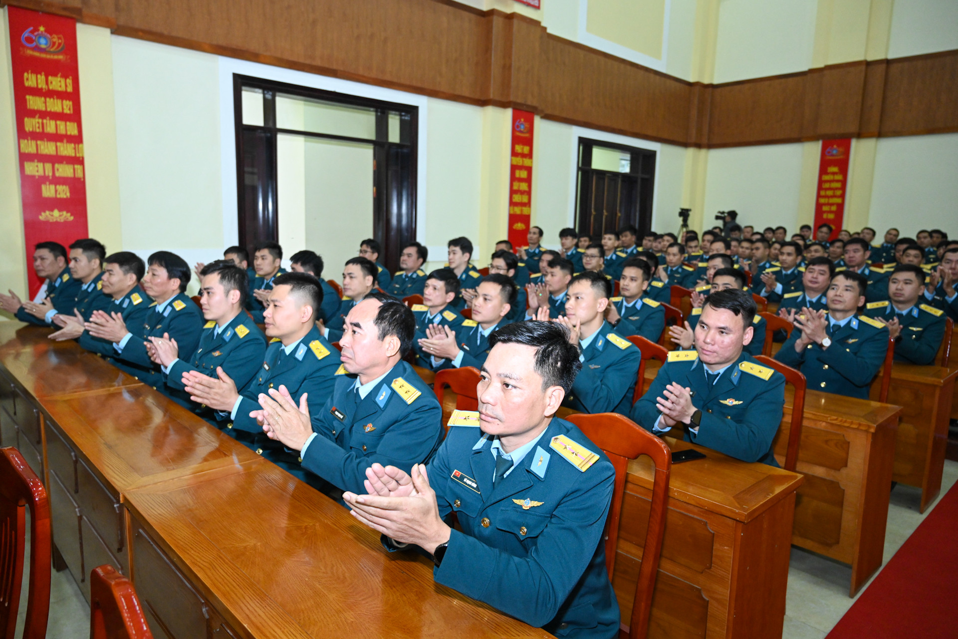 Cán bộ, chiến sĩ Trung đoàn Không quân 921 dự chương trình.