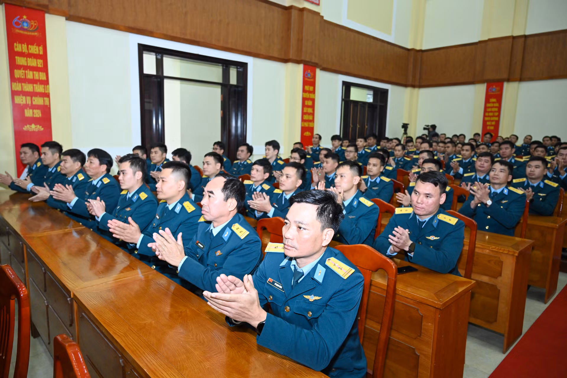 Cán bộ, chiến sĩ Trung đoàn Không quân 921 dự chương trình.