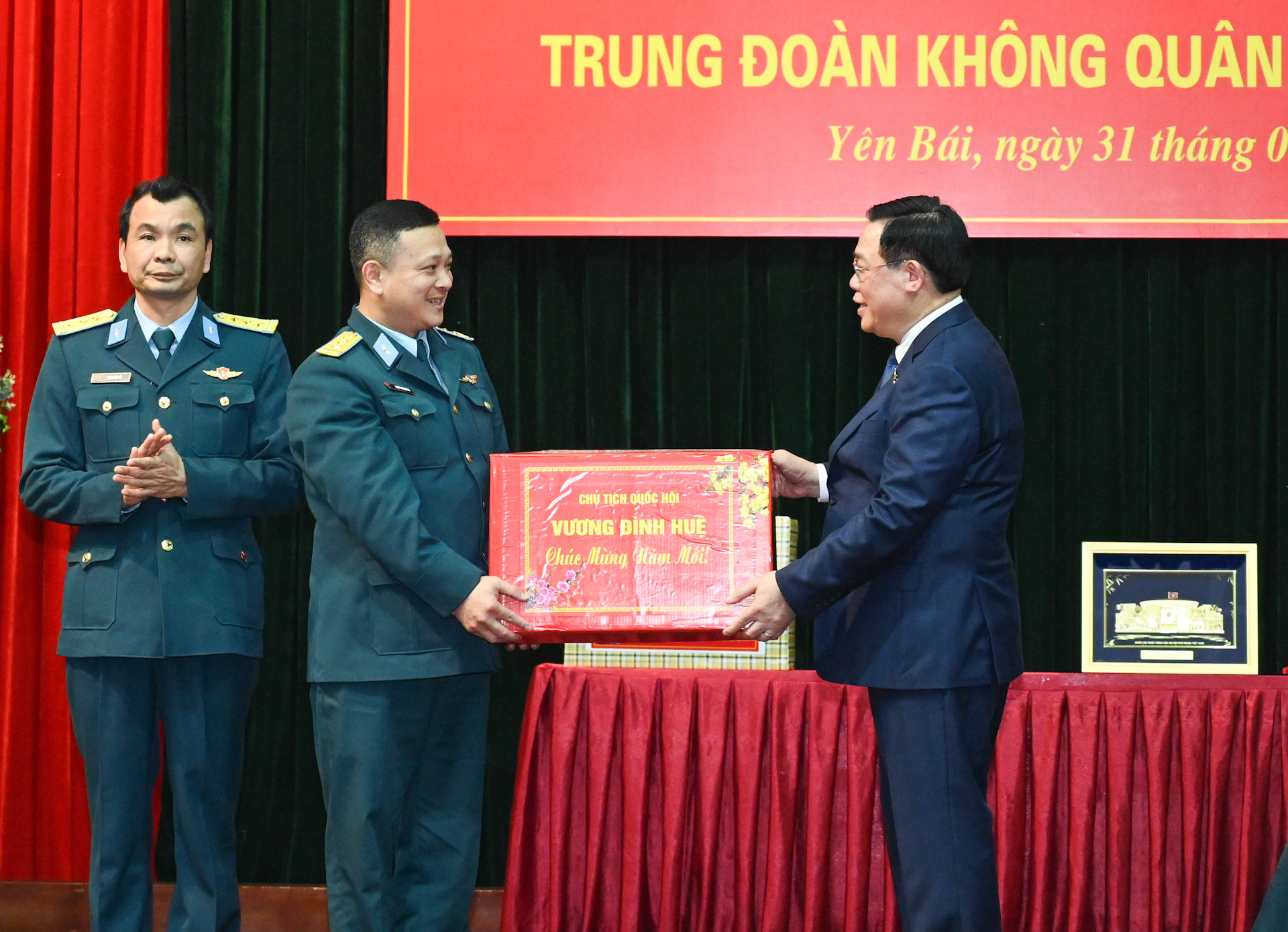 Chủ tịch Quốc hội Vương Đình Huệ tặng quà Tết cho Trung đoàn Không quân 921.