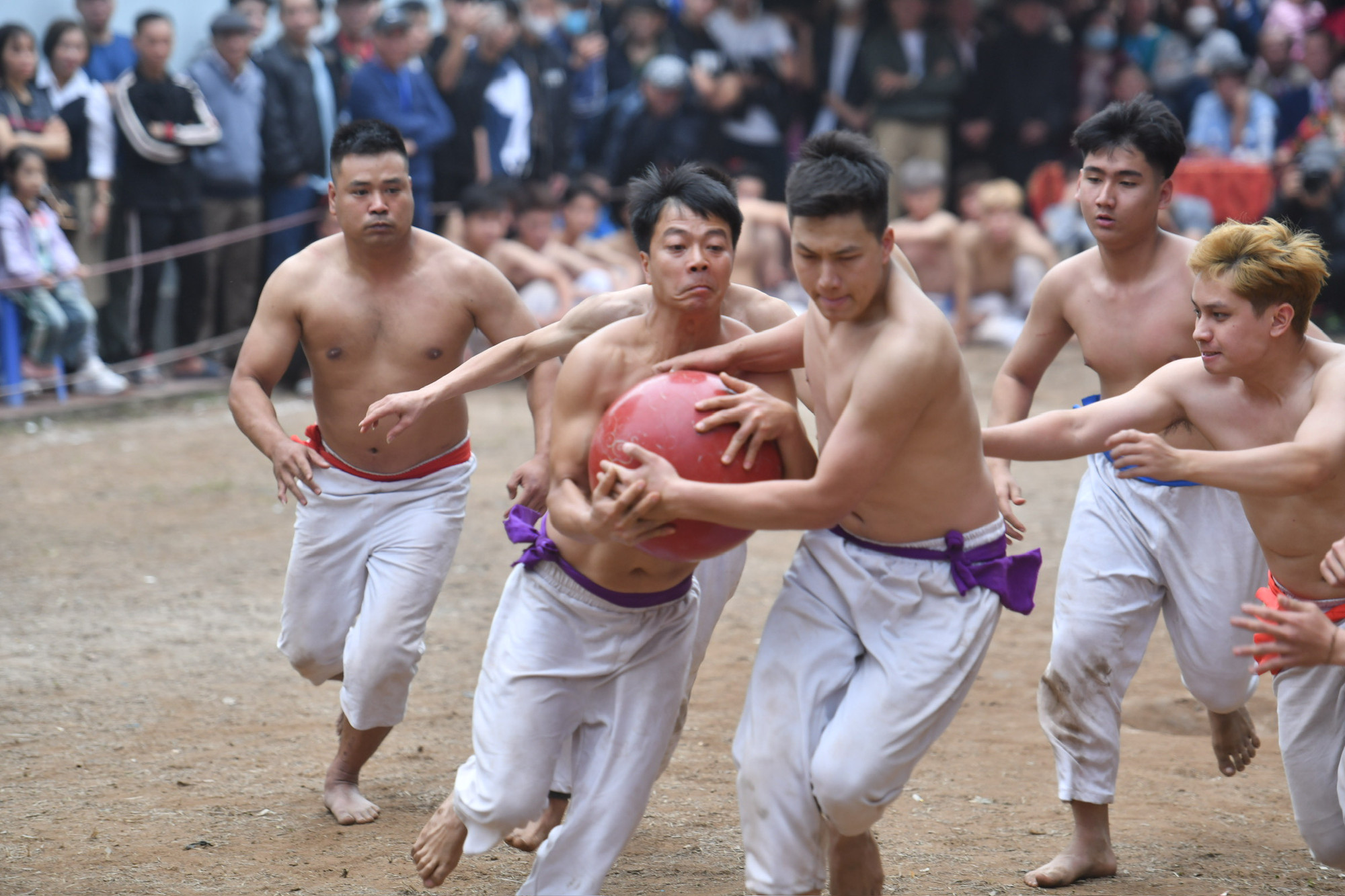 Hấp dẫn những pha cướp cầu ở trận chung kết lễ hội vật cầu Thúy Lĩnh, phường Lĩnh Nam, quận Hoàng Mai (Hà Nội). Hấp dẫn những pha cướp cầu ở trận chung kết lễ hội vật cầu Thúy Lĩnh, phường Lĩnh Nam, quận Hoàng Mai (Hà Nội).