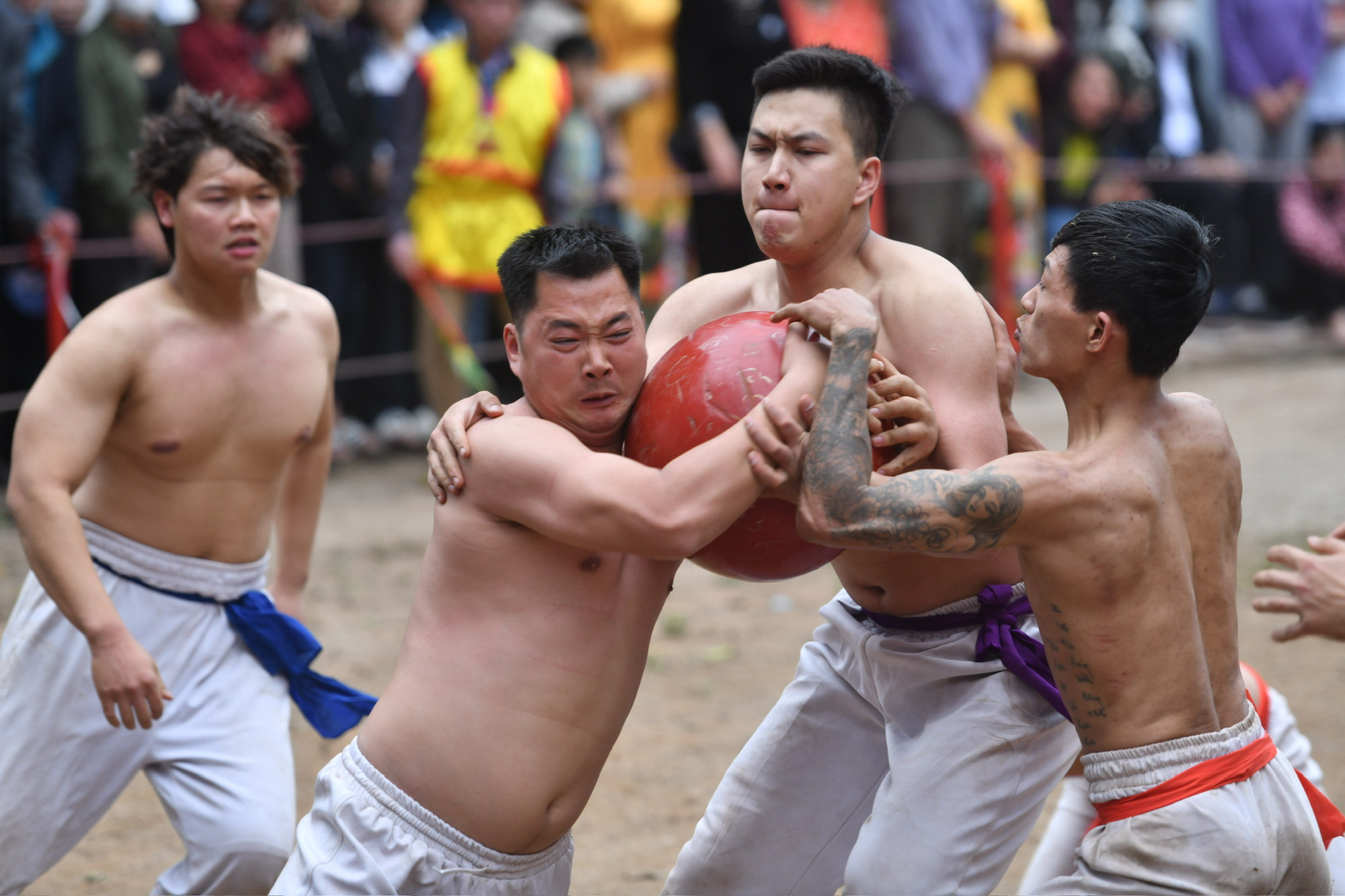 Những pha tranh cướp cầu quyết liệt ở trận chung kết diễn ra chiều 15/2 (tức mồng 6 tháng Giêng). Những pha tranh cướp cầu quyết liệt ở trận chung kết diễn ra chiều 15/2 (tức mồng 6 tháng Giêng).