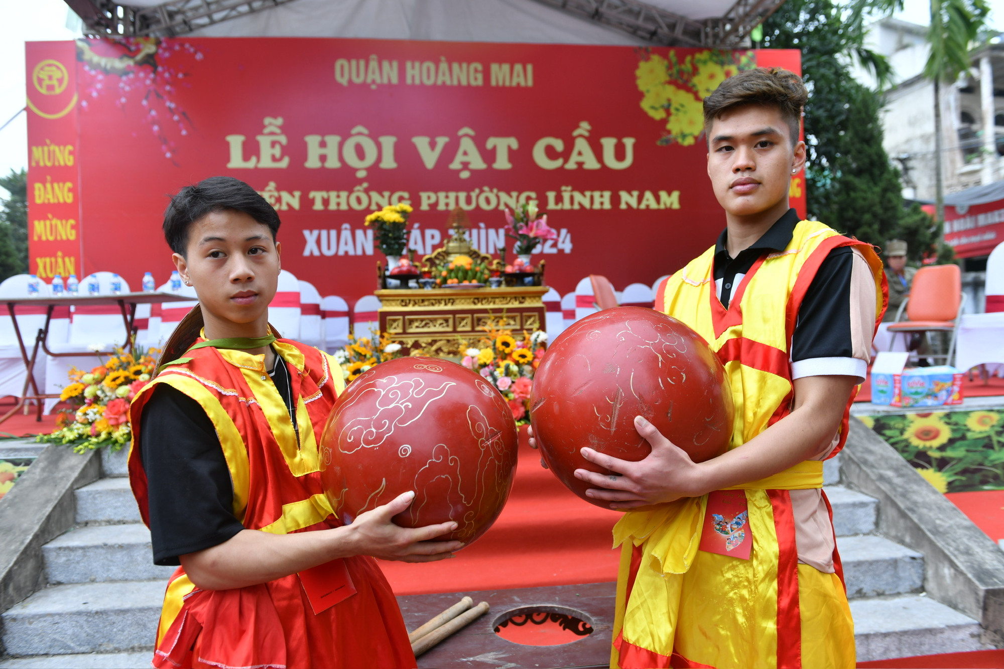 Quả cầu nặng 15 đến 21kg thách thức các vật thủ giành nhau đưa xuống hố để ghi điểm. Quả cầu nặng 15 đến 21kg thách thức các vật thủ giành nhau đưa xuống hố để ghi điểm.