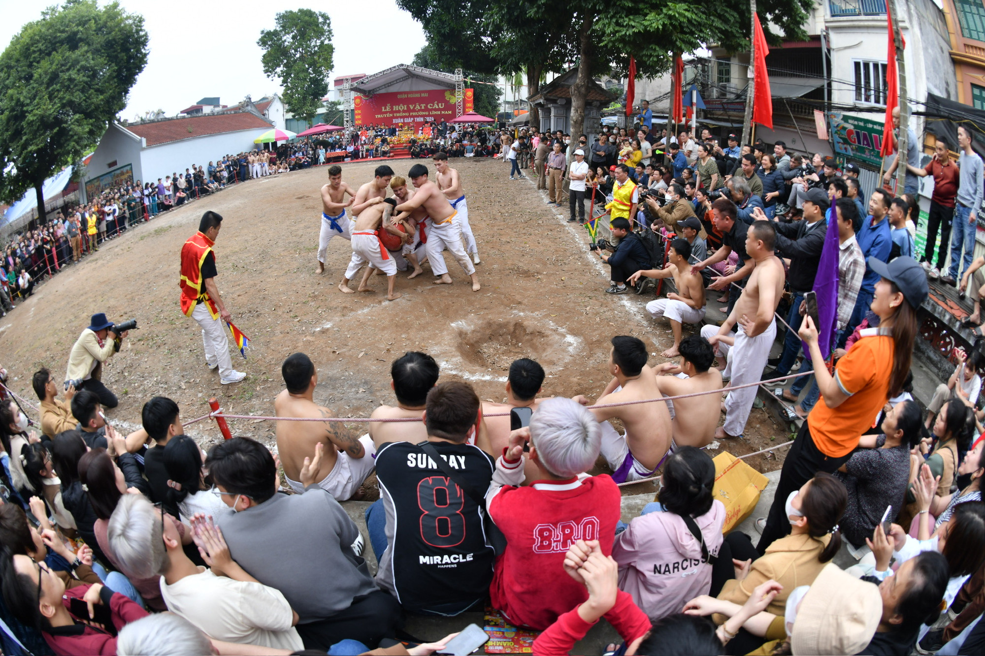 Rất đông người dân và du khách tham dự hội vật cầu làng Thúy Lĩnh. Rất đông người dân và du khách tham dự hội vật cầu làng Thúy Lĩnh.