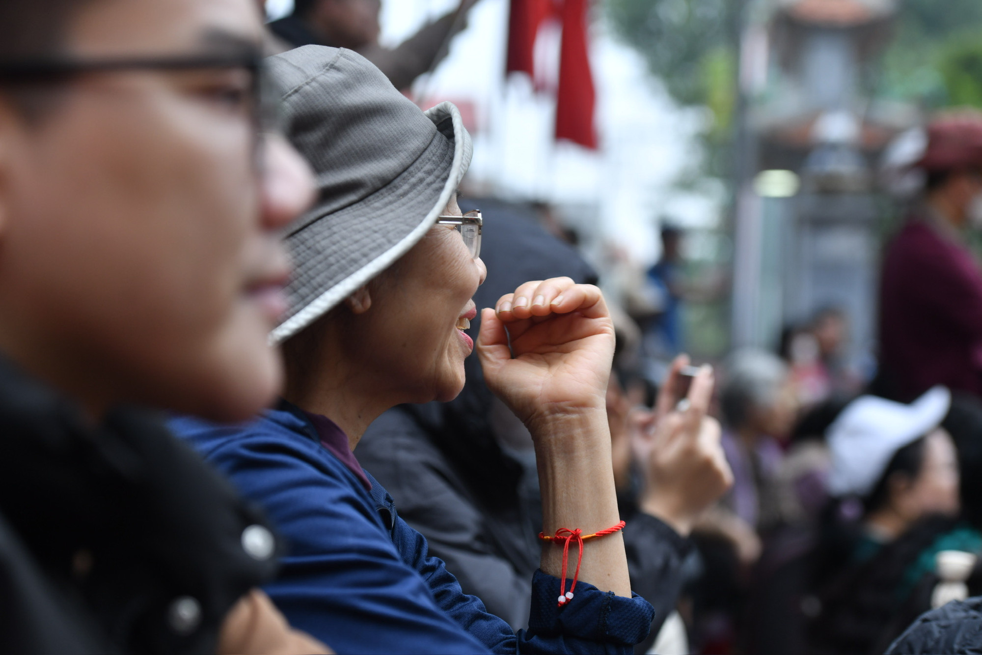 Người dân và khách thập phương cổ vũ nhiệt tình cho các vật thủ thi đấu hết mình. Người dân và khách thập phương cổ vũ nhiệt tình cho các vật thủ thi đấu hết mình.