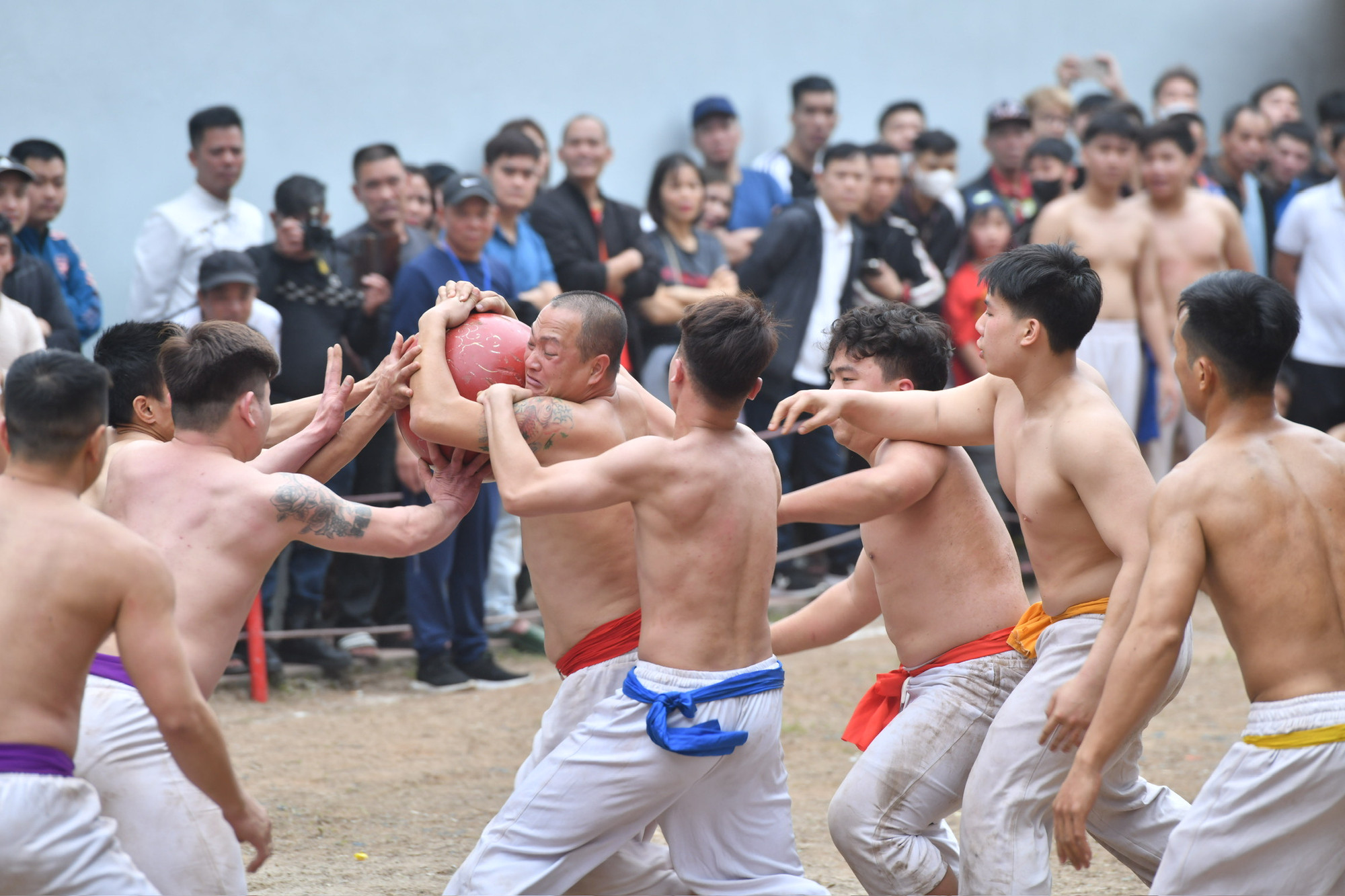 Những pha tranh cướp cầu quyết liệt ở trận chung kết diễn ra chiều 15/2 (tức mồng 6 tháng Giêng). Những pha tranh cướp cầu quyết liệt ở trận chung kết diễn ra chiều 15/2 (tức mồng 6 tháng Giêng).