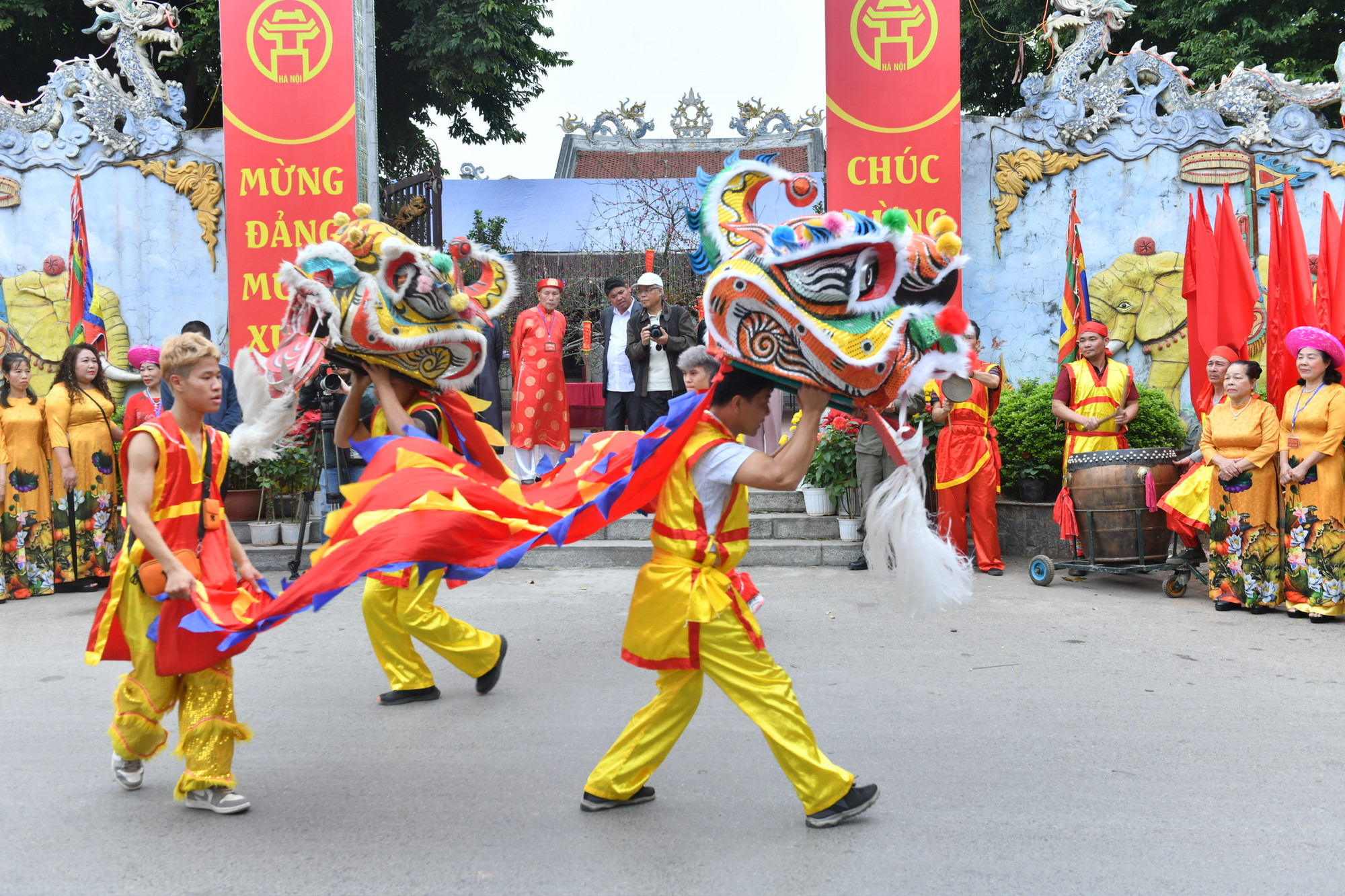 Đội múa lân cổ vũ cho các vật thủ thi đấu. Đội múa lân cổ vũ cho các vật thủ thi đấu.