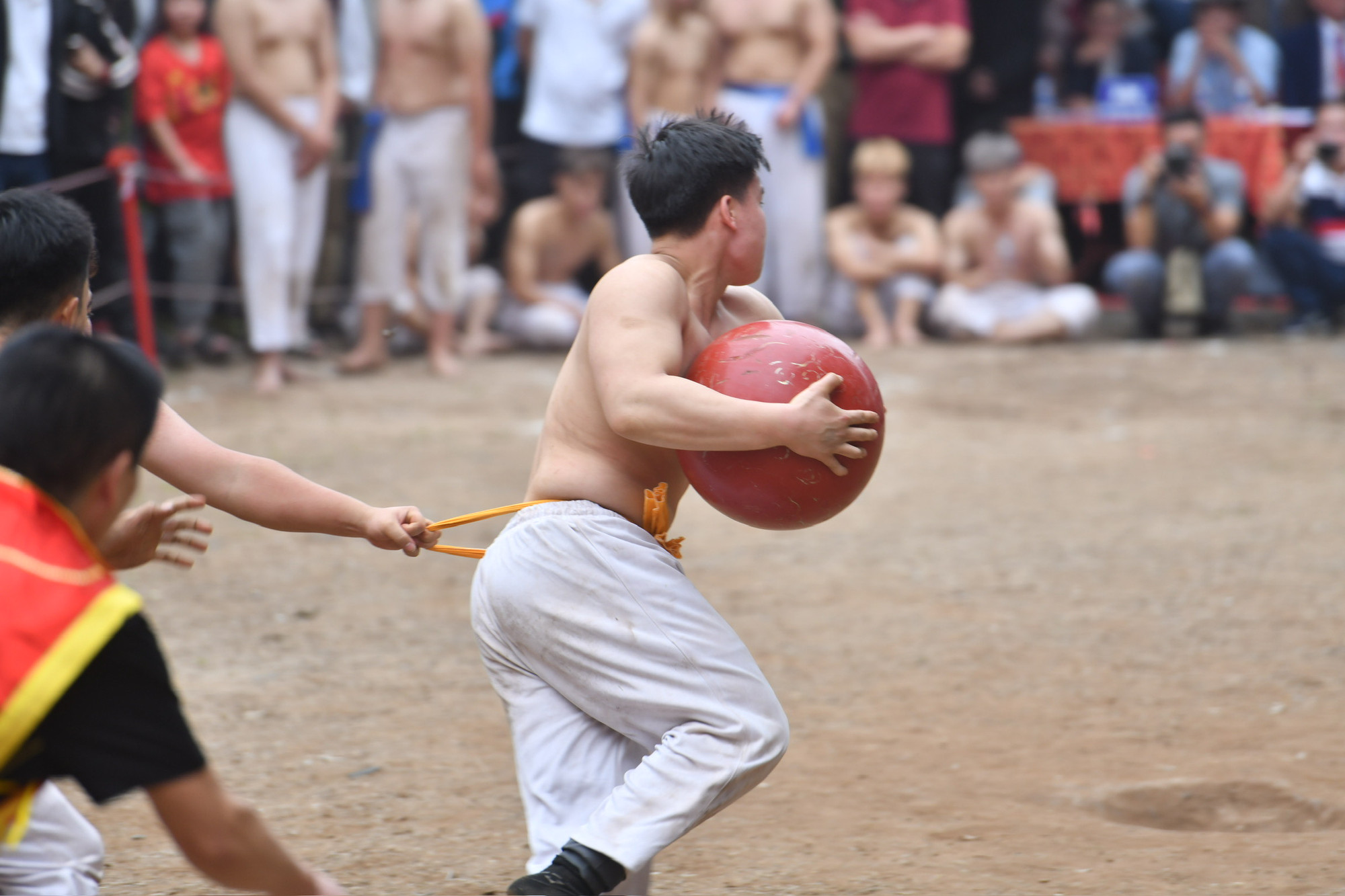 Những màn tranh cướp cầu quyết liệt. Những màn tranh cướp cầu quyết liệt.