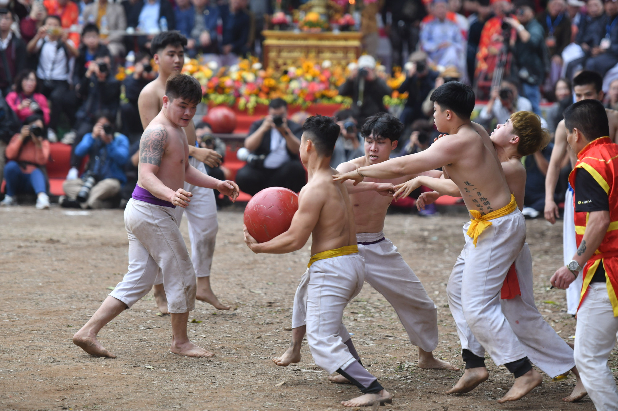 Những pha tranh cướp cầu quyết liệt ở trận chung kết diễn ra chiều 15/2 (tức mồng 6 tháng Giêng). Những pha tranh cướp cầu quyết liệt ở trận chung kết diễn ra chiều 15/2 (tức mồng 6 tháng Giêng).