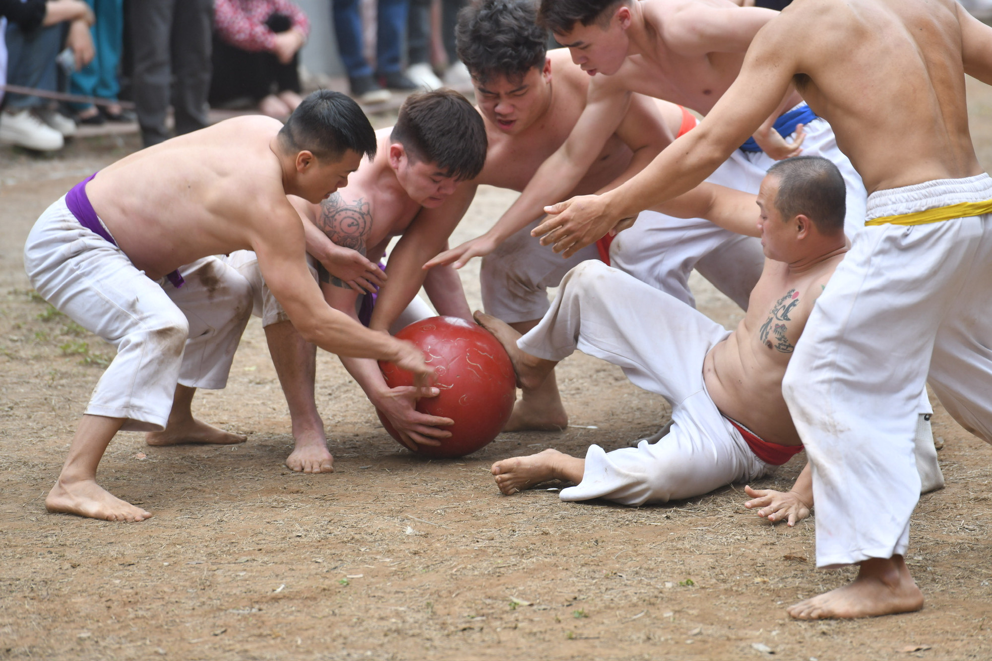 Những pha tranh cướp cầu quyết liệt ở trận chung kết diễn ra chiều 15/2 (tức mồng 6 tháng Giêng). Những pha tranh cướp cầu quyết liệt ở trận chung kết diễn ra chiều 15/2 (tức mồng 6 tháng Giêng).