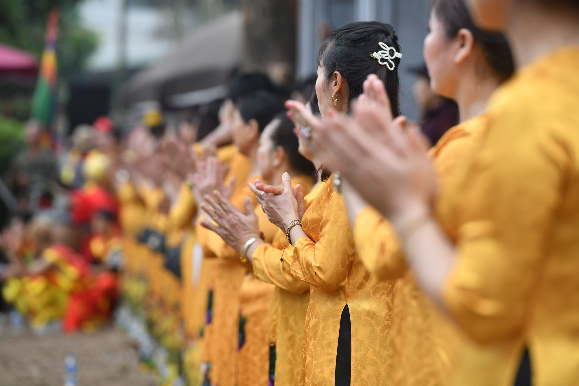 Người dân và khách thập phương cổ vũ nhiệt tình cho các vật thủ thi đấu hết mình. Người dân và khách thập phương cổ vũ nhiệt tình cho các vật thủ thi đấu hết mình.