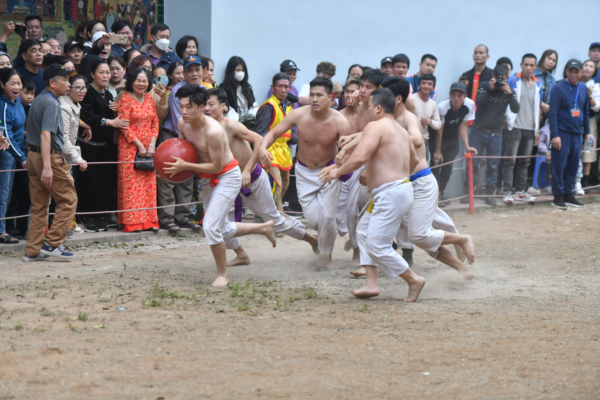 Những pha tranh cướp cầu quyết liệt ở trận chung kết diễn ra chiều 15/2 (tức mồng 6 tháng Giêng). Những pha tranh cướp cầu quyết liệt ở trận chung kết diễn ra chiều 15/2 (tức mồng 6 tháng Giêng).