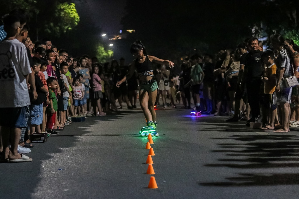 [Ảnh] Phố đi bộ Hồ Gươm thực hiện tiết kiệm điện ảnh 12