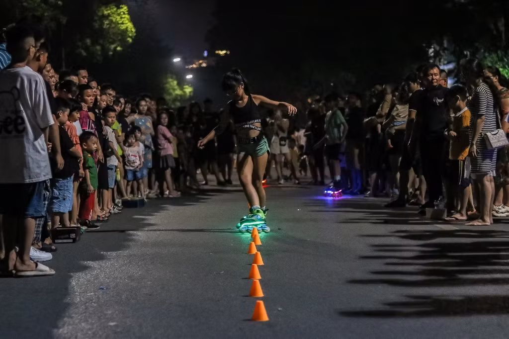 [Ảnh] Phố đi bộ Hồ Gươm thực hiện tiết kiệm điện ảnh 12