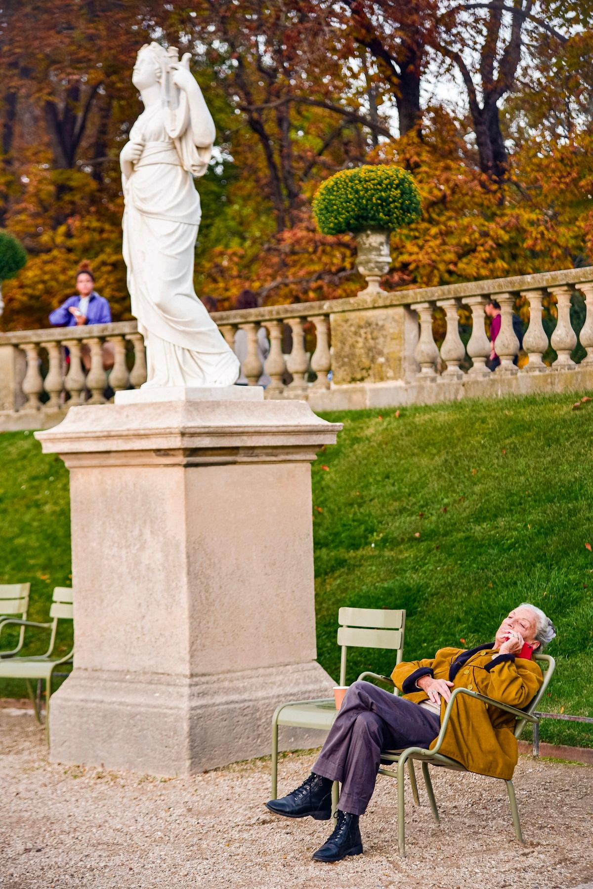 Hạnh phúc trong mùa thu cũng thật giản đơn, khi hòa mình vào gió se và nằm nghe một bản nhạc. (Ảnh: MINH DUY)
