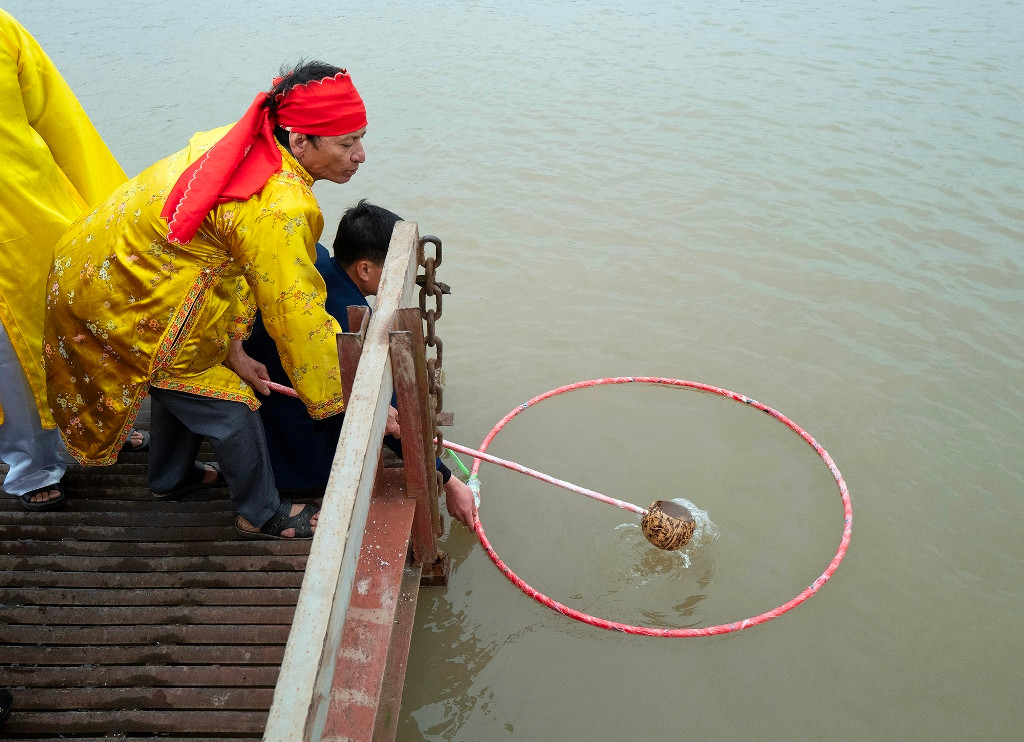 [Ảnh] Đặc sắc nghi lễ rước nước trong Lễ hội đền thờ Đức Vua Trần Minh Tông ảnh 14