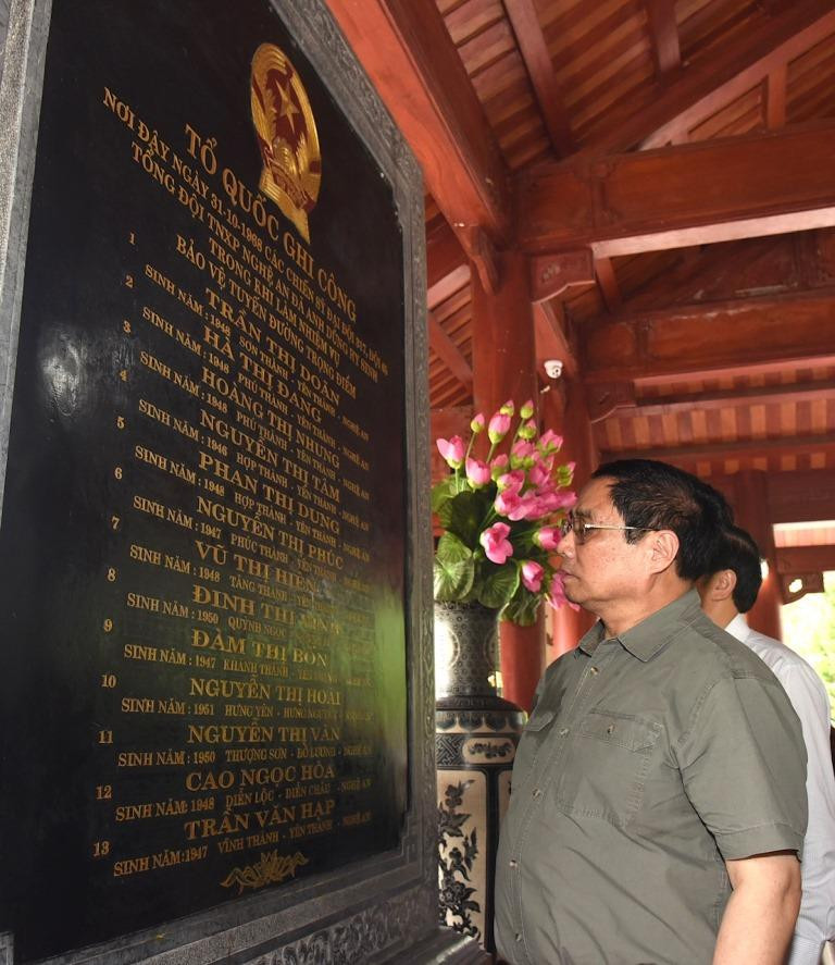 Thủ tướng Phạm Minh Chính thăm bia ghi danh 13 thanh niên xung phong Nghệ An hy sinh ngày 31/10/1968 tại Truông Bồn.