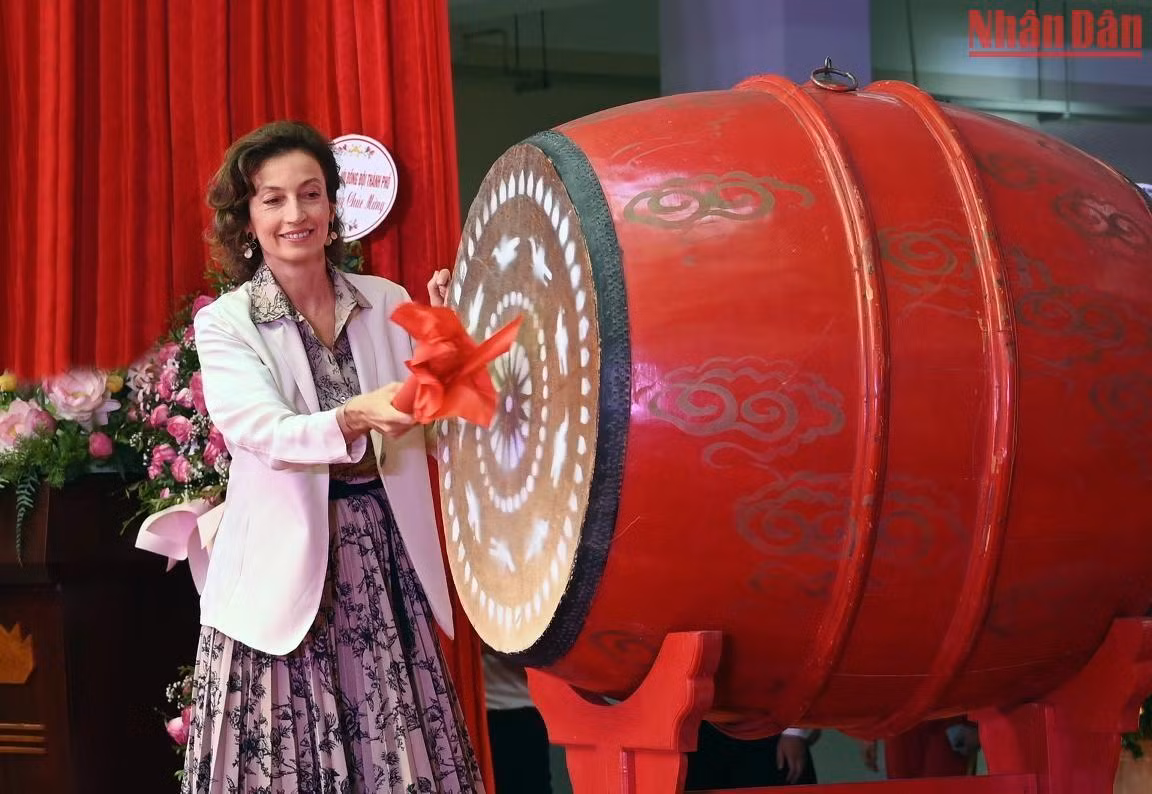 Bà Audrey Azoulay, Tổng Giám đốc UNESCO đánh hồi trống khai giảng năm học mới.