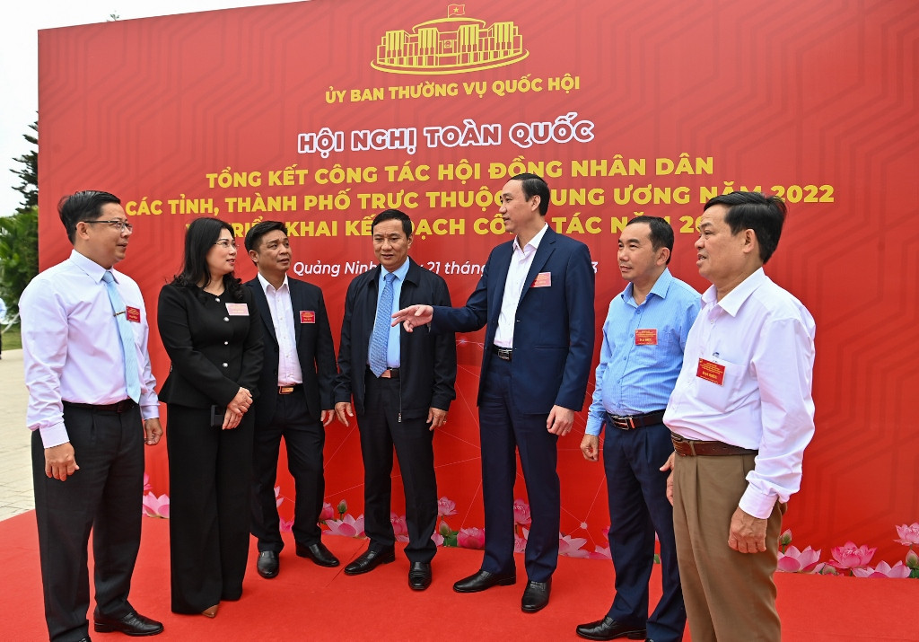 Các đại biểu trao đổi bên lề hội nghị. Các đại biểu trao đổi bên lề hội nghị.