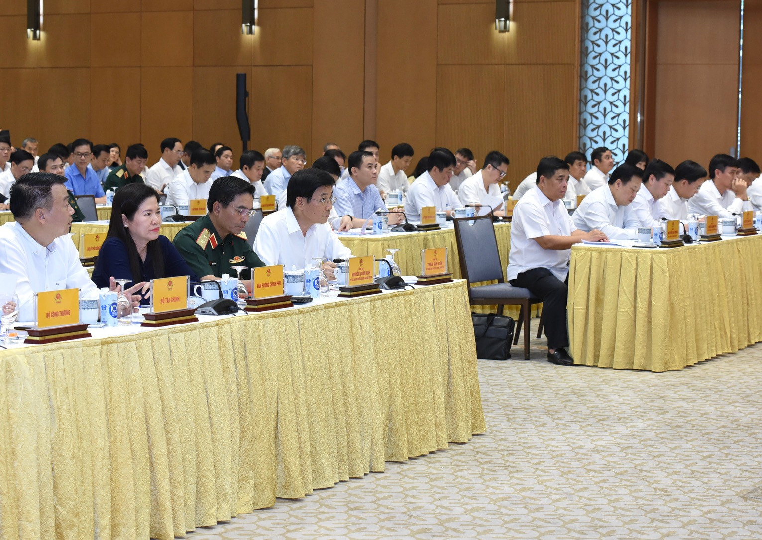 Lãnh đạo các bộ, ngành tham dự Hội nghị Thủ tướng Chính phủ làm việc với doanh nghiệp nhà nước.