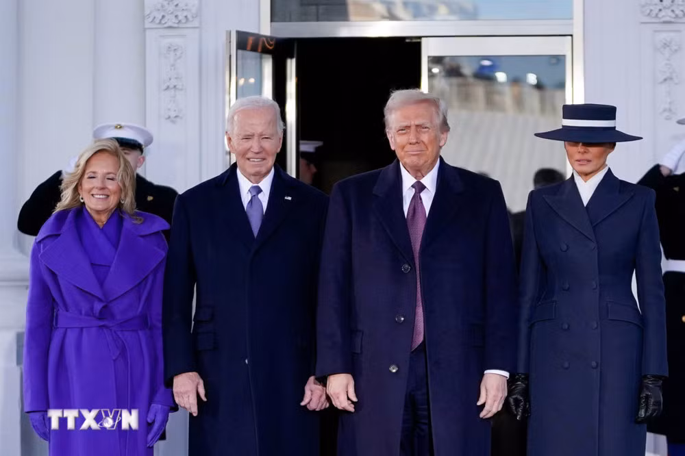 (Từ trái sang) Tổng thống đắc cử Mỹ Donald Trump cùng phu nhân Melania Trump và Tổng thống Joe Biden cùng phu nhân Jill Biden tại lễ nhậm chức của Tổng thống thứ 47 của Mỹ, ở Washington, U.S. (Ảnh: REUTERS/TTXVN)