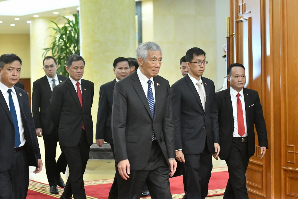 Thủ tướng Lý Hiển Long và Đoàn đại biểu Cộng hòa Singapore đến Trụ sở Trung ương Đảng (Hà Nội). Thủ tướng Lý Hiển Long và Đoàn đại biểu Cộng hòa Singapore đến Trụ sở Trung ương Đảng (Hà Nội).