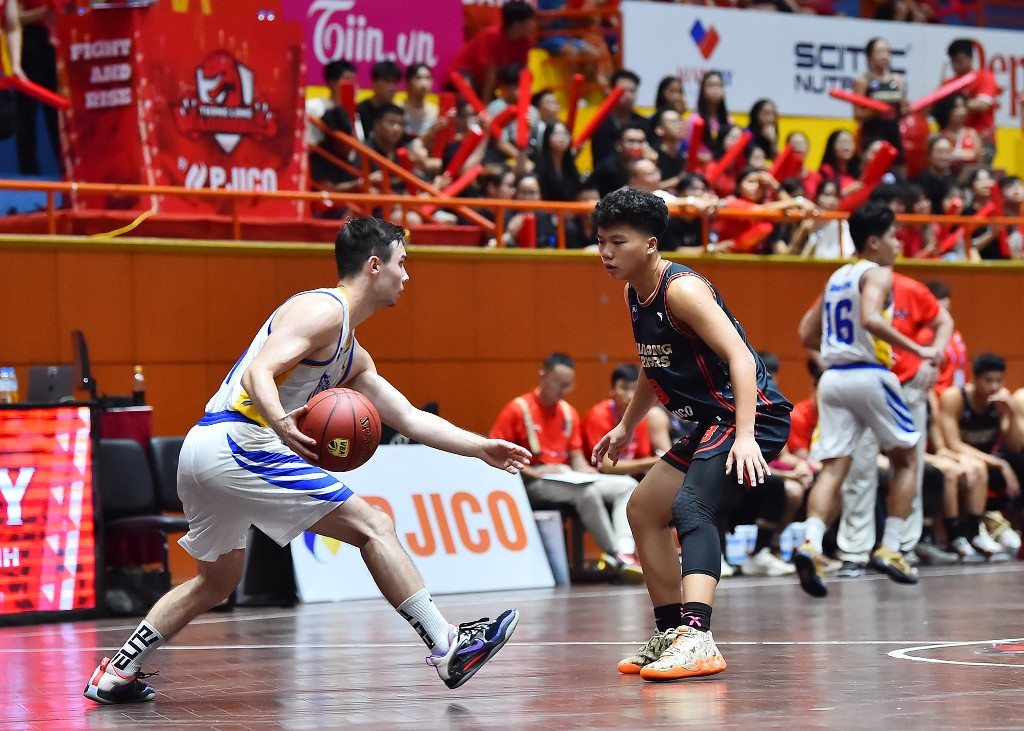 Ho Chi Minh City Wings gặp rất nhiều khó khăn trong việc triển khai lối chơi khi cầu thủ có nhiệm vụ điều phối bóng Vincent Nguyễn liên tục bị theo kèm ngay từ lúc nhận bóng bên phía sân nhà.