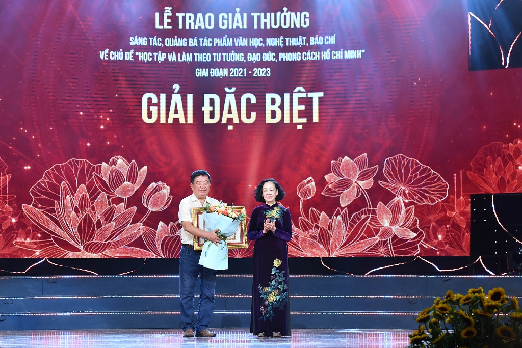 [Ảnh] Lễ trao giải thưởng sáng tác, quảng bá tác phẩm văn học, nghệ thuật, báo chí về chủ đề “Học tập và làm theo tư tưởng, đạo đức, phong cách Hồ Chí Minh” ảnh 4